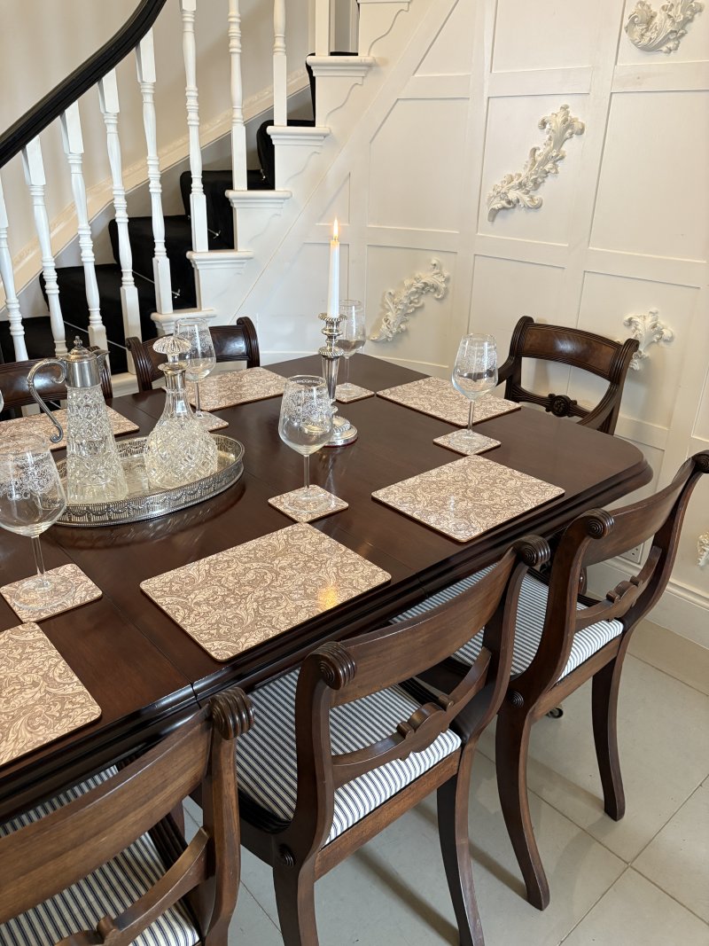 Superb Quality 8 Seater Antique Victorian Figured Mahogany Extending Dining Table - Image 4